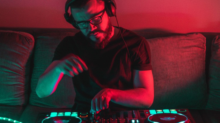 Introduction do DJing: First Steps to a Successful Career